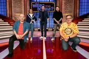 Moderator Kai Pflaume (M.) und seine Rateteam-Kapit&auml;ne Bernhard Ho&euml;cker (l.) und Elton (r.) begr&uuml;&szlig;en in dieser Sendung die S&auml;ngerin Emily Roberts (2.v.l.) und den Rapper Nico Suave (2.v.r.).