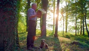 WDR Fernsehen EIN PERFEKTER SOMMERTAG, Ein Film von Eva Sch&ouml;tteldreier, am Freitag (18.07.25) um 21:00 Uhr. Nordrhein-Westfalen im Hochsommer. Ein Land im Hitzemodus. Auch bei H&ouml;chsttemperaturen arbeiten die Menschen weiter, treiben Sport und suchen den Schatten. F&uuml;r die einen traumhafte Bedingungen, f&uuml;r die anderen Qu&auml;lerei in br&uuml;tender Sonne. Autorin Eva Sch&ouml;tteldreier zeigt in diesem Film, wie sich so ein perfekter Sommertag anf&uuml;hlt. Immer auf der Suche nach den sch&ouml;nsten Geschichten, mit aufwendiger Kameratechnik unter strahlend blauem Himmel. - Das etwas andere Wochenendhaus. - F&uuml;r den F&ouml;rster Franz G&ouml;sling ist der Wald der angenehmste Ort im Sommer.