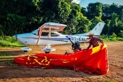 Mit seinem Paramotor ist Sylvestre Campe auf der Landebahn des schweiz-brasilianischen Farmers Florian Diez in Nova Mutum gelandet. Mit seinem Paramotor ist Sylvestre Campe auf der Landebahn des schweiz-brasilianischen Farmers Florian Diez in Nova Mutum gelandet.