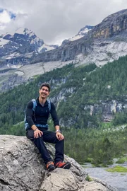 Einstein-Moderator Tobias Müller am Oeschinensee oberhalb von Kandersteg (BE). Einstein-Moderator Tobias Müller am Oeschinensee oberhalb von Kandersteg (BE).