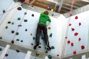 Moderator Johannes Büchs in der Kletterhalle. Moderator Johannes Büchs in der Kletterhalle.