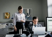 Die Bankgeschäfte werden unter die Lupe genommen: Caroline Pfister (Stephanie Japp) sichert dem Auditor Adrian Wyss (Joel Basmann) Unterstützung zu. Die Bankgeschäfte werden unter die Lupe genommen: Caroline Pfister (Stephanie Japp) sichert dem Auditor Adrian Wyss (Joel Basmann) Unterstützung zu.