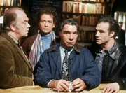 Gert Kosminski (Gerd Böckmann, 2.v.l.) hat Angst um seinen Freund Heinz Joesges (Joachim Kemmer, 3.v.l.). Halten Flemming (Martin Lüttge, l.) und Ballauf (Klaus J. Behrendt, r.) ihn für einen Mörder? Gert Kosminski (Gerd Böckmann, 2.v.l.) hat Angst um seinen Freund Heinz Joesges (Joachim Kemmer, 3.v.l.). Halten Flemming (Martin Lüttge, l.) und Ballauf (Klaus J. Behrendt, r.) ihn für einen Mörder?