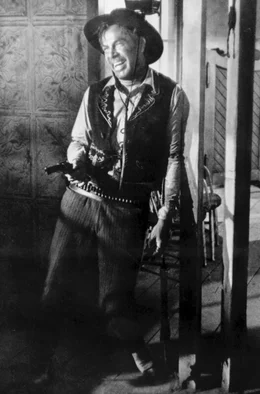 Noch gibt sich Gangster Liberty Valance (Lee Marvin) siegessicher. Doch wer wird zuerst schie&szlig;en? Valance, Stoddard &ndash; oder jemand ganz anderes?