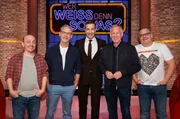 Moderator Kai Pflaume (M.) und seine Rateteam-Kapit&auml;ne Bernhard Ho&euml;cker (l.) und Elton (r.) begr&uuml;&szlig;en in dieser Sendung den Fernsehmoderator Reinhold Beckmann (2.v.l.) und den Fernsehmoderator Johannes B. Kerner (2.v.r.).