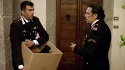 Capitano Tommasi (Simone Montedoro) hilft Maresciallo Cecchini (Nino Frassica, r.), die Katze seines Schwiegervaters wiederzufinden.