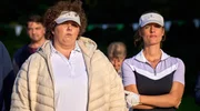 Der Minigolf-Wettkampf ist unterbrochen bis alle Anwesenden eine Schriftprobe abgegeben haben. Susanne Kurz (Marie Burchard, r.) und Olivia "Tiger" Thomson (Thekla Viloo Fliesberg, l.) warten genervt. Der Minigolf-Wettkampf ist unterbrochen bis alle Anwesenden eine Schriftprobe abgegeben haben. Susanne Kurz (Marie Burchard, r.) und Olivia "Tiger" Thomson (Thekla Viloo Fliesberg, l.) warten genervt.