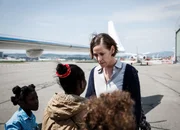 Caroline (Stephanie Japp) empfängt südafrikanische Waisenkinder Caroline (Stephanie Japp) empfängt südafrikanische Waisenkinder