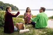 Vers&ouml;hnung am Strand, v.li.: Josefine Preuss als Charlie, Maj Borchardt als Lea Koch, Patrick Kalupa als Dr. Neiss.