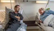 Prof. Boerne‘s Klinik-Zimmernachbar Ulrich Göbel (Josef Ostendorf, r) hört am liebsten Schlager und ist auch sonst recht redselig. Interessant findet Prof. Boerne (Jan Josef Liefers), dass Göbel keine Nebenwirkungen durch die Einnahme der Medikamente gegen seine Krebskrankheit spürt. Prof. Boerne‘s Klinik-Zimmernachbar Ulrich Göbel (Josef Ostendorf, r) hört am liebsten Schlager und ist auch sonst recht redselig. Interessant findet Prof. Boerne (Jan Josef Liefers), dass Göbel keine Nebenwirkungen durch die Einnahme der Medikamente gegen seine Krebskrankheit spürt.