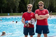 Klare Ansagen f&uuml;r die Sicherheit: Pablo Spallek (l.) und Kollege Jakob (r.) im Berliner Sommerbad Humboldthain