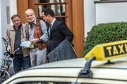Kommissar Frank Thiel (Axel Prahl, links) fährt lieber mit dem Fahrrad, "Vadder" Thiel (Claus D. Clausnitzer, Mitte) und Prof. Boerne (Jan Josef Liefers, rechts) bevorzugen das Taxi. Kommissar Frank Thiel (Axel Prahl, links) fährt lieber mit dem Fahrrad, "Vadder" Thiel (Claus D. Clausnitzer, Mitte) und Prof. Boerne (Jan Josef Liefers, rechts) bevorzugen das Taxi.