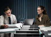 Auditor Adrian Wyss (Joel Basman) und Compliance-Officerin Stefanie Pfenninger (Anna Schinz). Auditor Adrian Wyss (Joel Basman) und Compliance-Officerin Stefanie Pfenninger (Anna Schinz).