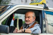 Herbert Thiel (Claus D. Clausnitzer) hat einen lukrativen Taxi-Job, er soll einen Kunden nach Amsterdam fahren. Herbert Thiel (Claus D. Clausnitzer) hat einen lukrativen Taxi-Job, er soll einen Kunden nach Amsterdam fahren.