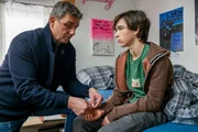 Fabian Bichler (Matteo Miska, r.) ist mit akuter Atemnot zusammengebrochen. Weder er noch Dr. Martin Gruber (Hans Sigl, l.) ahnen, welche besorgniserregende Diagnose dem jungen Mann bevorsteht. Fabian Bichler (Matteo Miska, r.) ist mit akuter Atemnot zusammengebrochen. Weder er noch Dr. Martin Gruber (Hans Sigl, l.) ahnen, welche besorgniserregende Diagnose dem jungen Mann bevorsteht.