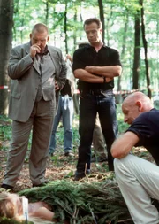 Als habe sie sich zum Schlafen in den Wald gelegt. Im Fall der "schlafenden Toten" deutet alles auf einen Ritualmord hin, erklärt der Gerichtsmediziner Dr. Roth (Joe Bausch, rechts) den beiden Kommissaren Freddy Schenk (Dietmar Bär, links) und Max Ballauf (Klaus J. Behrendt, Mitte) Als habe sie sich zum Schlafen in den Wald gelegt. Im Fall der "schlafenden Toten" deutet alles auf einen Ritualmord hin, erklärt der Gerichtsmediziner Dr. Roth (Joe Bausch, rechts) den beiden Kommissaren Freddy Schenk (Dietmar Bär, links) und Max Ballauf (Klaus J. Behrendt, Mitte)