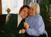 Mutz (Brigitte Renner, re.) tr&ouml;stet ihre Tochter Gaby (Silvia Rachor): Ihr Mann Dieter ist nach einem schweren Sturz vom Hals abw&auml;rts vollst&auml;ndig gel&auml;hmt.