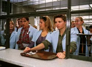Die Frauen (li. Christine Schuberth, Mi. Isabella Schmid, re. Komparsin) machen sich über Walter (Katy Karrenbauer) lustig, weil sie Analphabetin ist. Vivi (Annette Frier) hört es mit gemischten Gefühlen. Die Frauen (li. Christine Schuberth, Mi. Isabella Schmid, re. Komparsin) machen sich über Walter (Katy Karrenbauer) lustig, weil sie Analphabetin ist. Vivi (Annette Frier) hört es mit gemischten Gefühlen.