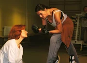 Beim Training im Fitnessraum versucht Regine (Ana Fonell, li.) Walter (Katy Karrenbauer) zu erklären, dass der Intellekt wichtiger sei als rohe Gewalt. Walter fühlt sich dadurch provoziert. Beim Training im Fitnessraum versucht Regine (Ana Fonell, li.) Walter (Katy Karrenbauer) zu erklären, dass der Intellekt wichtiger sei als rohe Gewalt. Walter fühlt sich dadurch provoziert.