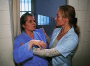 Bei einem handgreiflichen Streit mit der Drogendealerin Dagmar (Kristiane Kupfer, re.) stürzt Uschi (Barbara Freier) unglücklich auf den Kopf und verliert das Gedächnis. Bei einem handgreiflichen Streit mit der Drogendealerin Dagmar (Kristiane Kupfer, re.) stürzt Uschi (Barbara Freier) unglücklich auf den Kopf und verliert das Gedächnis.