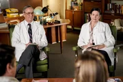 Dr. Pilson (Wallace Langham, l.); Dr. Thorpe (Amy Farrington, r.) Dr. Pilson (Wallace Langham, l.); Dr. Thorpe (Amy Farrington, r.)
