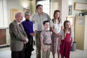 (v.l.n.r.) Dr. Sturgis (Wallace Shawn); Meemaw (Annie Potts); George Sr. (Lance Barber); Sheldon (Iain Armitage); Mary (Zoe Perry); Missy (Raegan Revord) (v.l.n.r.) Dr. Sturgis (Wallace Shawn); Meemaw (Annie Potts); George Sr. (Lance Barber); Sheldon (Iain Armitage); Mary (Zoe Perry); Missy (Raegan Revord)