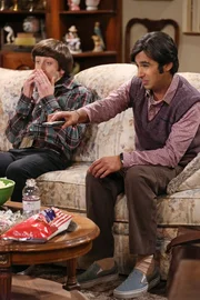 Emily m&ouml;chte einen Horrorfilm mit dem &auml;ngstlichen Raj (Kunal Nayyar, r.) ansehen. Um sich nicht vor ihr zu blamieren, will Raj ihn sich vorher mit Howard (Simon Helberg, l.) zu Gem&uuml;te f&uuml;hren. Doch ist das eine gute Idee?
