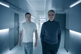 Cal Lynch (Michael Fassbender, l.); Rikkin (Jeremy Irons, r.)