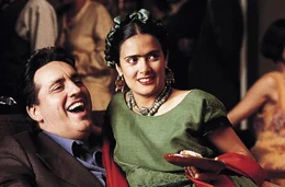 Diego Rivera (Alfred Molina, l.) und Frida Kahlo (Salma Hayek, r.).