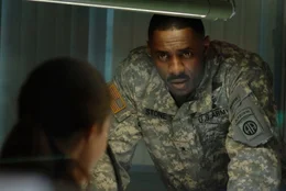 General Stone (Idris Elba, re.) hat die Hoffnung, dass der Virus nicht mehr existiert. Major Scarlet (Rose Byrne, li.) ist sich noch nicht sicher.General Stone (Idris Elba, re.) hat die Hoffnung, dass der Virus nicht mehr existiert. Major Scarlet (Rose Byrne, li.) ist sich noch nicht sicher.
