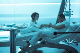 Sofia (Marion Cotillard, l.); Cal Lynch (Michael Fassbender, r.)