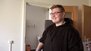 Damian hat endlich eine eigene Wohnung in Rostock gefunden, die teilm&ouml;bliert ist