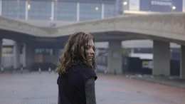 Tammy (Imogen Poots) ist auf dem Weg zum Wembley-Stadion, in der Hoffnung, von dort mit dem Helikopter gerettet zu werden.