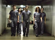 Der junge Pathologe Ted (Milo Ventimiglia,m.) ist neu beim Elite-Kurs in Philadelphia. Als sein Kollege Jake (Michael Weston,l.) ihn in seinen exklusiven Zirkel einl&auml;dt, erf&auml;hrt Ted, dass die Gruppe ein schreckliches Hobby hat: Sie t&ouml;ten Menschen, um den perfekten Mord zu &uuml;ben.