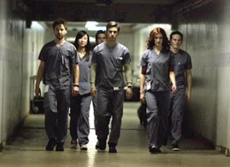 Der junge Pathologe Ted (Milo Ventimiglia,m.) ist neu beim Elite-Kurs in Philadelphia. Als sein Kollege Jake (Michael Weston,l.) ihn in seinen exklusiven Zirkel einl&auml;dt, erf&auml;hrt Ted, dass die Gruppe ein schreckliches Hobby hat: Sie t&ouml;ten Menschen, um den perfekten Mord zu &uuml;ben.
