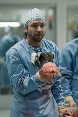 Als Ted sich entschlie&szlig;t aus dem Projekt auszusteigen, bekommt er &Auml;rger mit Dr. Jake Gallo (Michael Weston), der Anf&uuml;hrer der Gruppe.