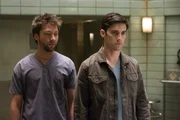 Jake (Michael Weston,l.) erz&auml;hlt Ted (Milo Ventimiglia) erf&auml;hrt, dass die Gruppe  Menschen t&ouml;tet, um den perfekten Mord zu &uuml;ben.