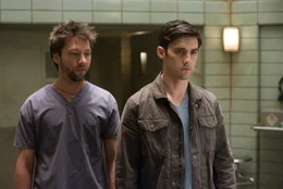 Jake (Michael Weston,l.) erz&auml;hlt Ted (Milo Ventimiglia) erf&auml;hrt, dass die Gruppe  Menschen t&ouml;tet, um den perfekten Mord zu &uuml;ben.