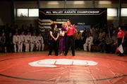 "Die Goldbergs", "Karate Kid." Inspiriert von den 'Karate Kid'-Filmen beginnen Adam und Barry zu trainieren. Schon bald sehen sich die beiden Brüder in einem Karate-Kampf gegenüber, in dem langanhaltende Fehde ein für alle Mal bereinigt werden soll. Und Ericas und Geoffs Beziehung wird öffentlich. Da merken die beiden, dass dies auch negative Auswirkungen mit sich bringt. Im Bild (v.li.): Oliver Cooper (Adam), Wendi McLendon-Covey (Beverly Goldberg), Bryan Callen (Mr. Mellor). "Die Goldbergs", "Karate Kid." Inspiriert von den 'Karate Kid'-Filmen beginnen Adam und Barry zu trainieren. Schon bald sehen sich die beiden Brüder in einem Karate-Kampf gegenüber, in dem langanhaltende Fehde ein für alle Mal bereinigt werden soll. Und Ericas und Geoffs Beziehung wird öffentlich. Da merken die beiden, dass dies auch negative Auswirkungen mit sich bringt. Im Bild (v.li.): Oliver Cooper (Adam), Wendi McLendon-Covey (Beverly Goldberg), Bryan Callen (Mr. Mellor).