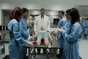 Der junge Pathologe Ted ist neu beim Elite-Kurs in Philadelphia. Als sein Kollege Jake ihn in seinen exklusiven Zirkel einl&auml;dt, erf&auml;hrt Ted, dass die Gruppe ein schreckliches Hobby hat: Jake und seine Freunde t&ouml;ten Menschen, um den perfekten Mord zu &uuml;ben. Gewonnen hat der, dessen Leiche beim Aufschneiden nichts &uuml;ber die Todesursache verr&auml;t. (Szenenbild)