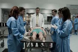 Der junge Pathologe Ted ist neu beim Elite-Kurs in Philadelphia. Als sein Kollege Jake ihn in seinen exklusiven Zirkel einl&auml;dt, erf&auml;hrt Ted, dass die Gruppe ein schreckliches Hobby hat: Jake und seine Freunde t&ouml;ten Menschen, um den perfekten Mord zu &uuml;ben. Gewonnen hat der, dessen Leiche beim Aufschneiden nichts &uuml;ber die Todesursache verr&auml;t. (Szenenbild)