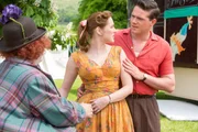 Nicholas (Joe Layton, r.) fragt seine Verlobte Laura (Justine Cain, m.) was Clown Smythe (Sevan Stephan, l.) von ihr will. Diesem hatte Laura im Scherz versprochen, dass sie ihn heiratet. Nicholas (Joe Layton, r.) fragt seine Verlobte Laura (Justine Cain, m.) was Clown Smythe (Sevan Stephan, l.) von ihr will. Diesem hatte Laura im Scherz versprochen, dass sie ihn heiratet.