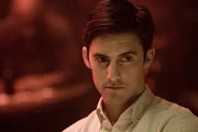 Der junge Pathologe Ted (Milo Ventimiglia) ist neu beim Elite-Kurs in Philadelphia.