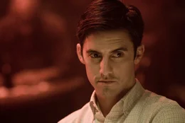 Der junge Pathologe Ted (Milo Ventimiglia) ist neu beim Elite-Kurs in Philadelphia.