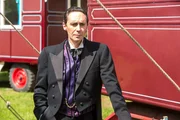 Guy Henry (Arthur Welkin). Guy Henry (Arthur Welkin).