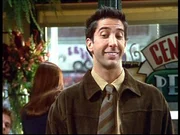 Ross (David Schwimmer) verabredet sich mit einer Kollegin von Monica. Um einen möglichst guten Eindruck zu machen, bleicht er sich die Zähne zuvor mit Zahnweiß, beachtet jedoch nicht die angegebene Einwirkzeit. Ross (David Schwimmer) verabredet sich mit einer Kollegin von Monica. Um einen möglichst guten Eindruck zu machen, bleicht er sich die Zähne zuvor mit Zahnweiß, beachtet jedoch nicht die angegebene Einwirkzeit.