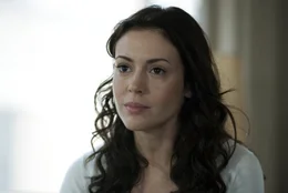 Als Ted (Milo Ventimiglia) sich entschlie&szlig;t aus dem Projekt auszusteigen, ist auch das Leben von Gwen (Alyssa Milano) in Gefahr.