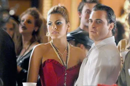 Bobby (Joaquin Phoenix, re.) und Amada (Eva Mendes, 3.v.r.) haben schwere Zeiten vor sich.