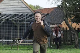 Don Harris (Robert Carlyle) flieht in panischer Angst vor den Infizierten, und l&auml;sst dabei seine Frau im Haus zur&uuml;ck.