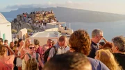 An Spitzentagen zw&auml;ngten sich bis zu 16.000 Touristinnen und Touristen durch die engen Gassen auf Santorin. Der Massentourismus bringt die beliebte Kykladeninsel an ihre Grenzen.